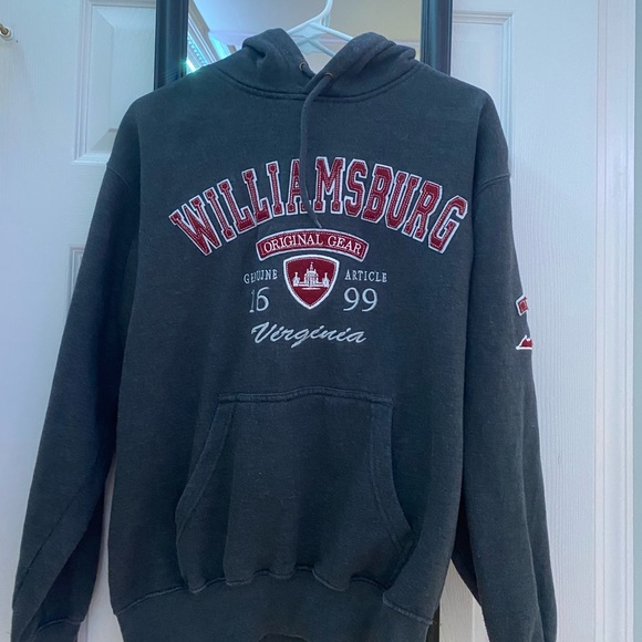 Tops - williamsburg virginia sweatshirt